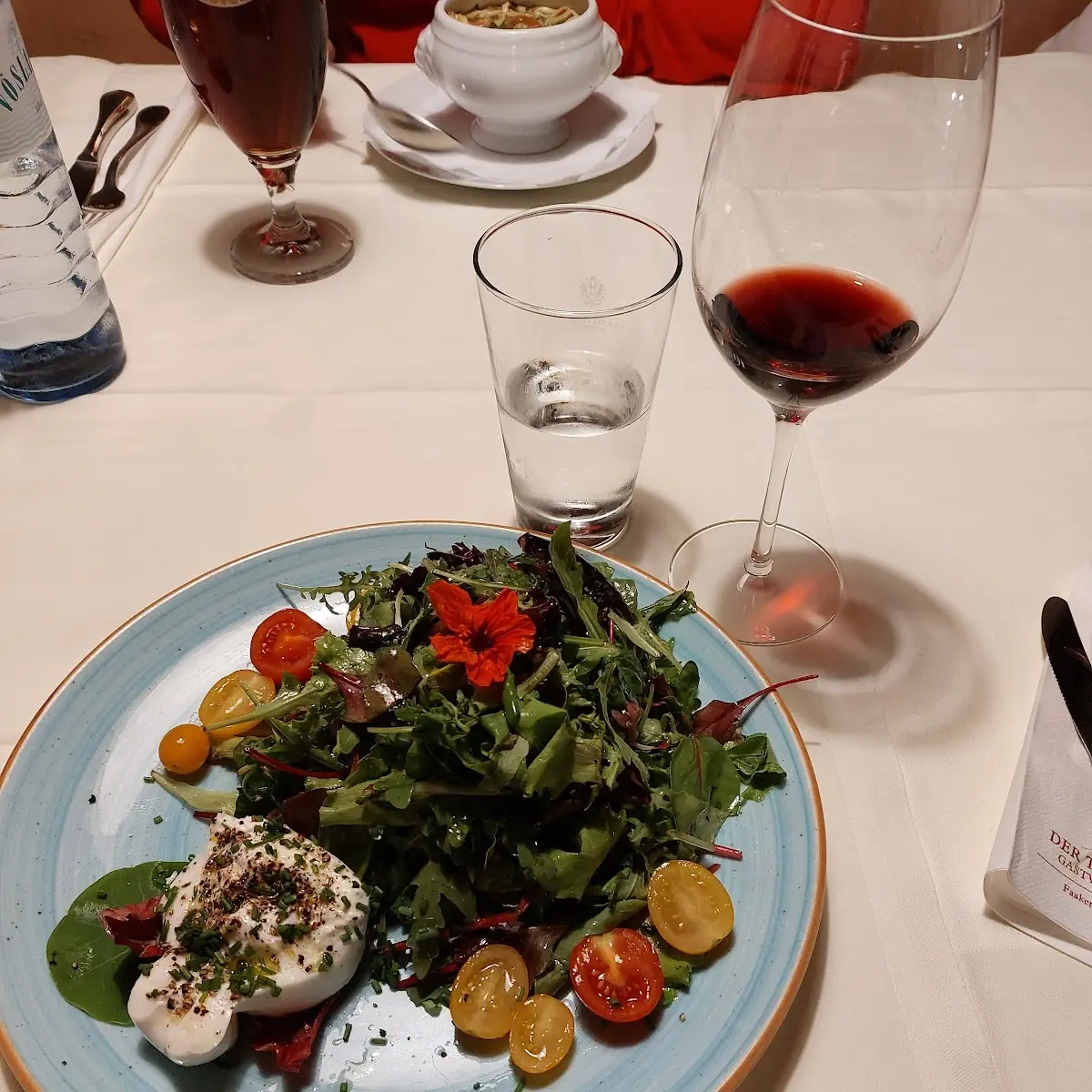 Burrata Tomaten Mangold Zupfsalate Wildkräuter