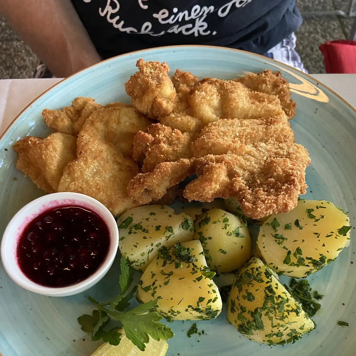 Original Wiener Schnitzel Vom Kalb Mit Petersilienkartoffeln Und Preiselbeeren