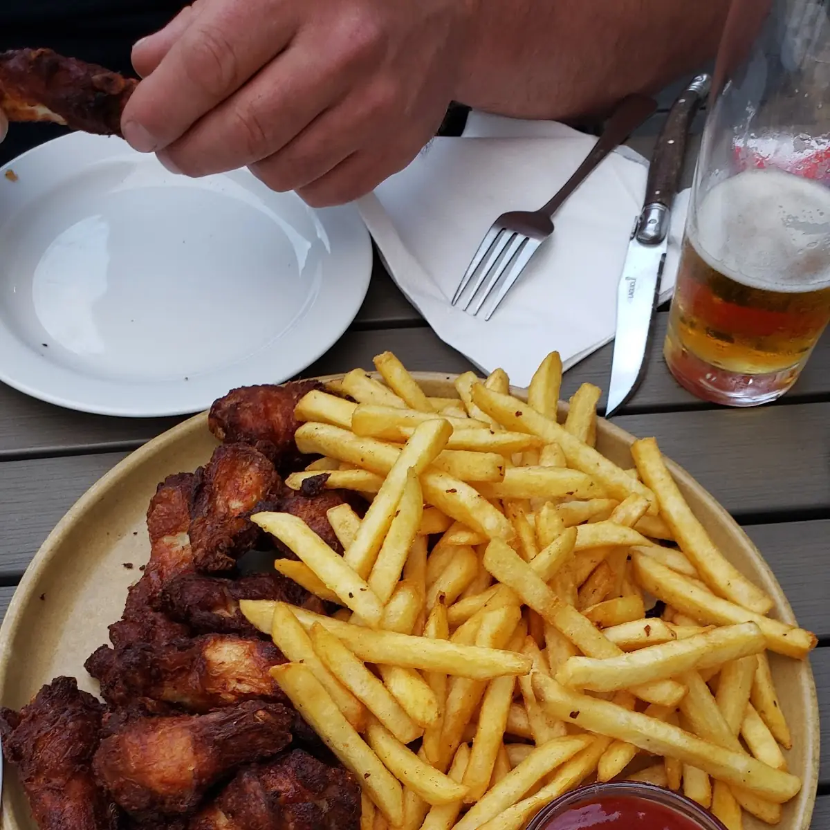 Chicken Wings Mit Pommes Frites