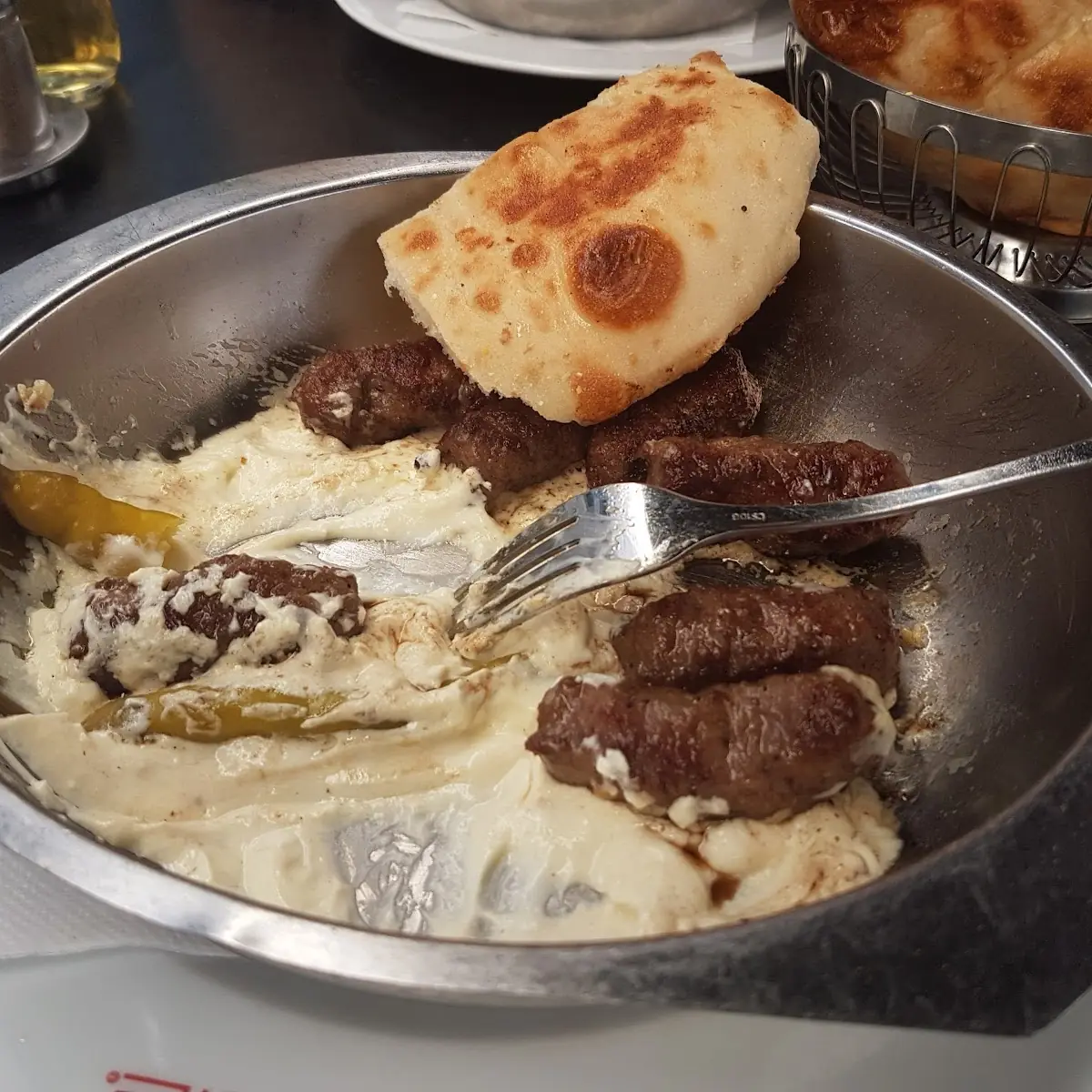 Čevapi U Kajmaku