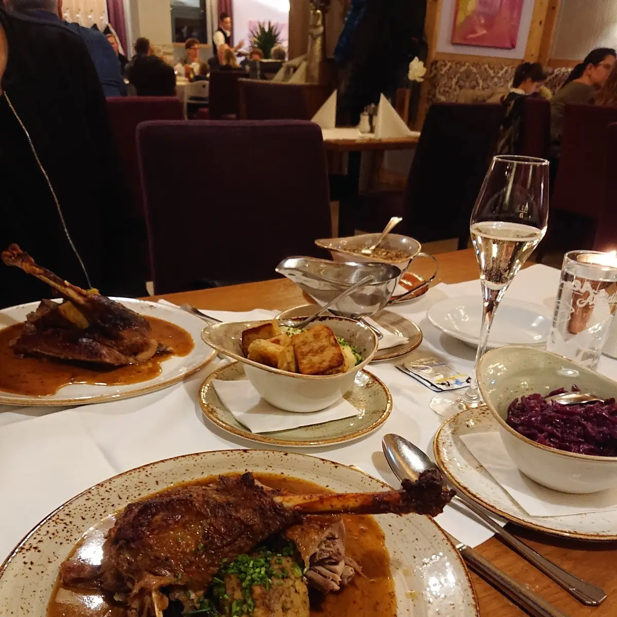 Gansl Mit Füllung Als Beilagen Rotkraut Kartoffelknödel Specklinsen Und Serviettenknödel