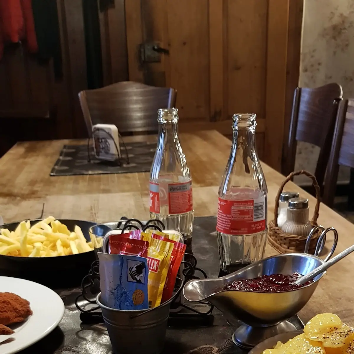 Backhendl Mit Pommes Und Wienerschnitzel Mit Kartoffelsalat