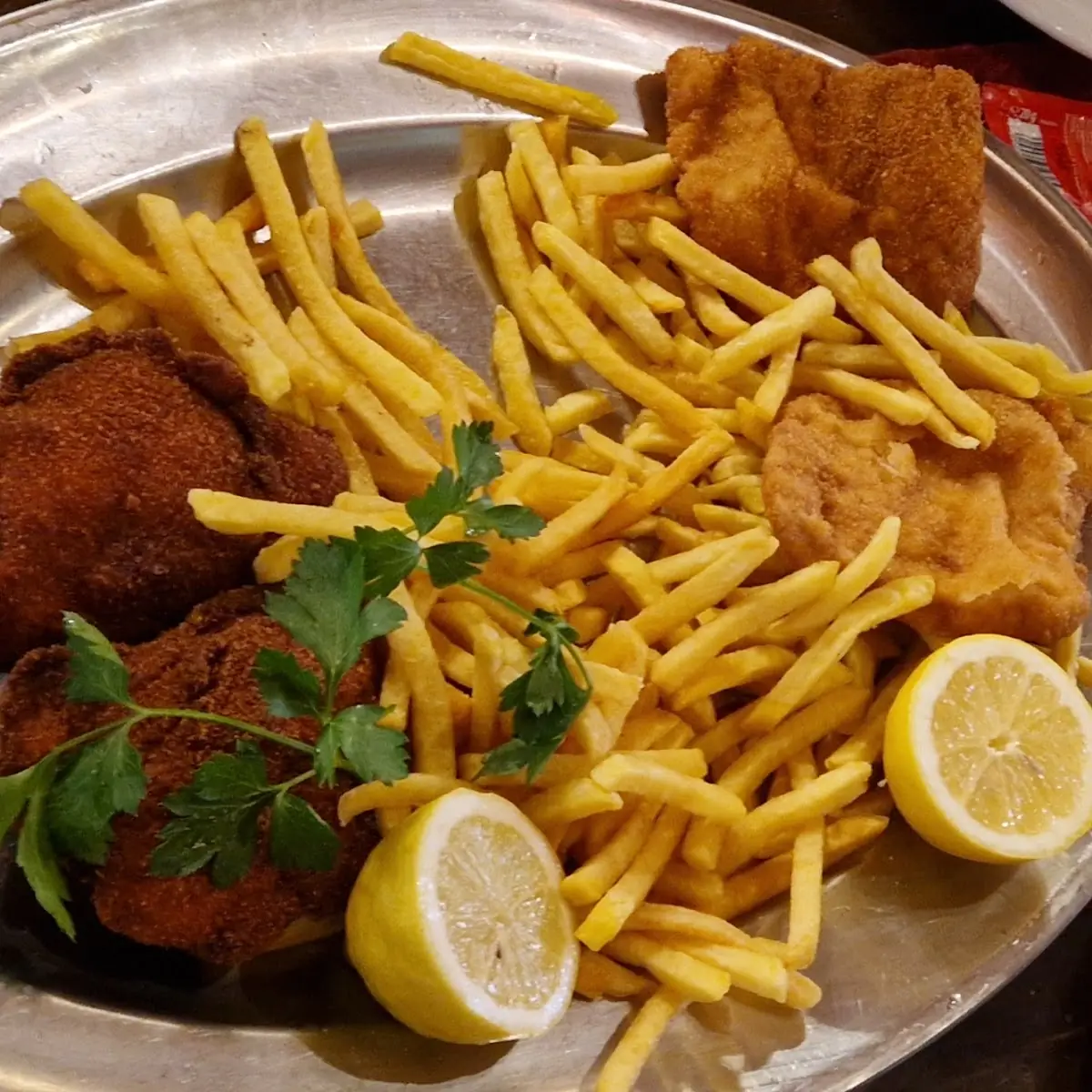 Backhendl- Schnitzelplatte Mit Beilagen