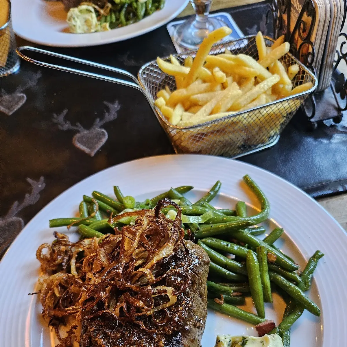 Rinderfilet Mit Speckbohnen Und Pommes