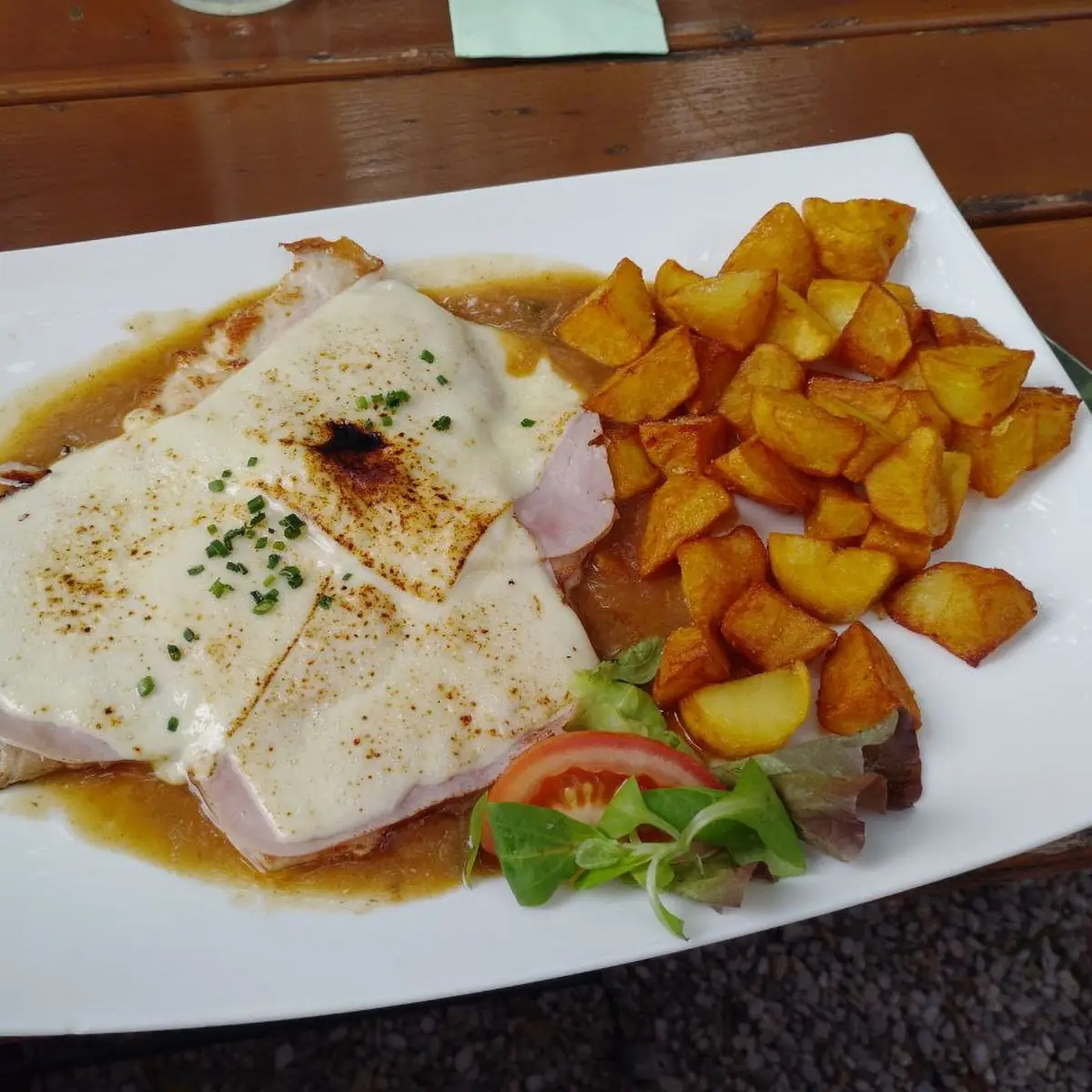 Schweineschnitzel Mit Schinken Und Käse Überbacken Und Bratkartoffeln