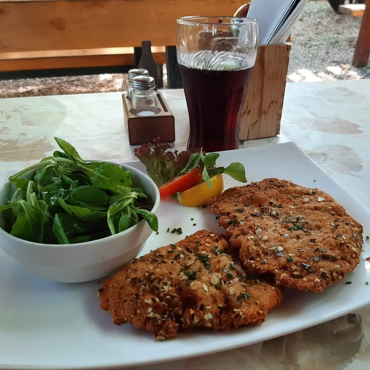 Surschnitzel Mit Gemischten Salat