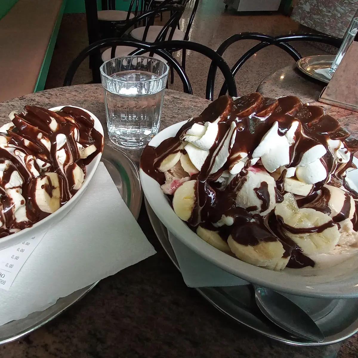 Bananensplit Normal Und Ein Bananensplit XXL Mit 2 Zusatzkugeln