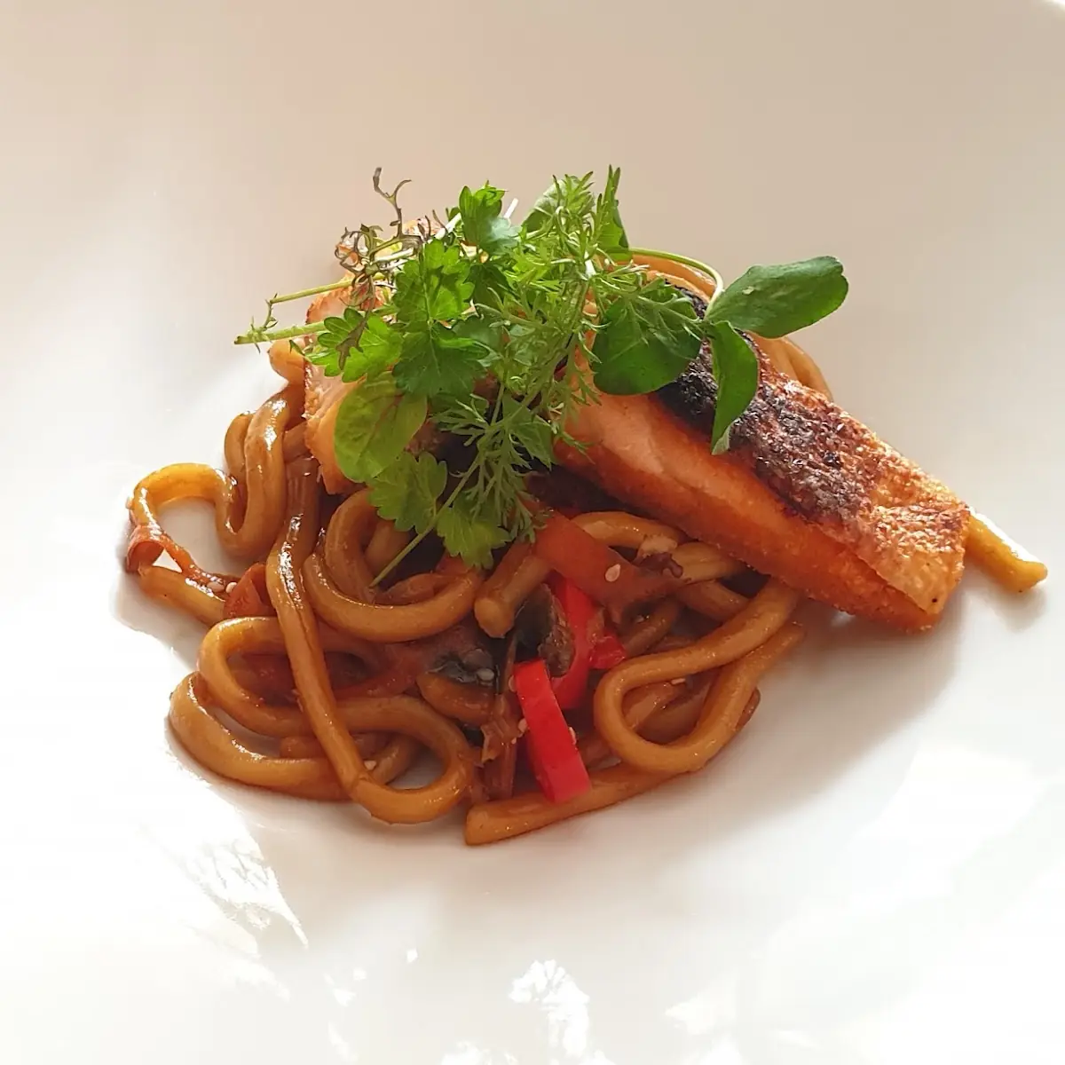 Gebratene Lachspraline Auf Udon Noodles In Soya-sesam Sauce Mit Gemüse