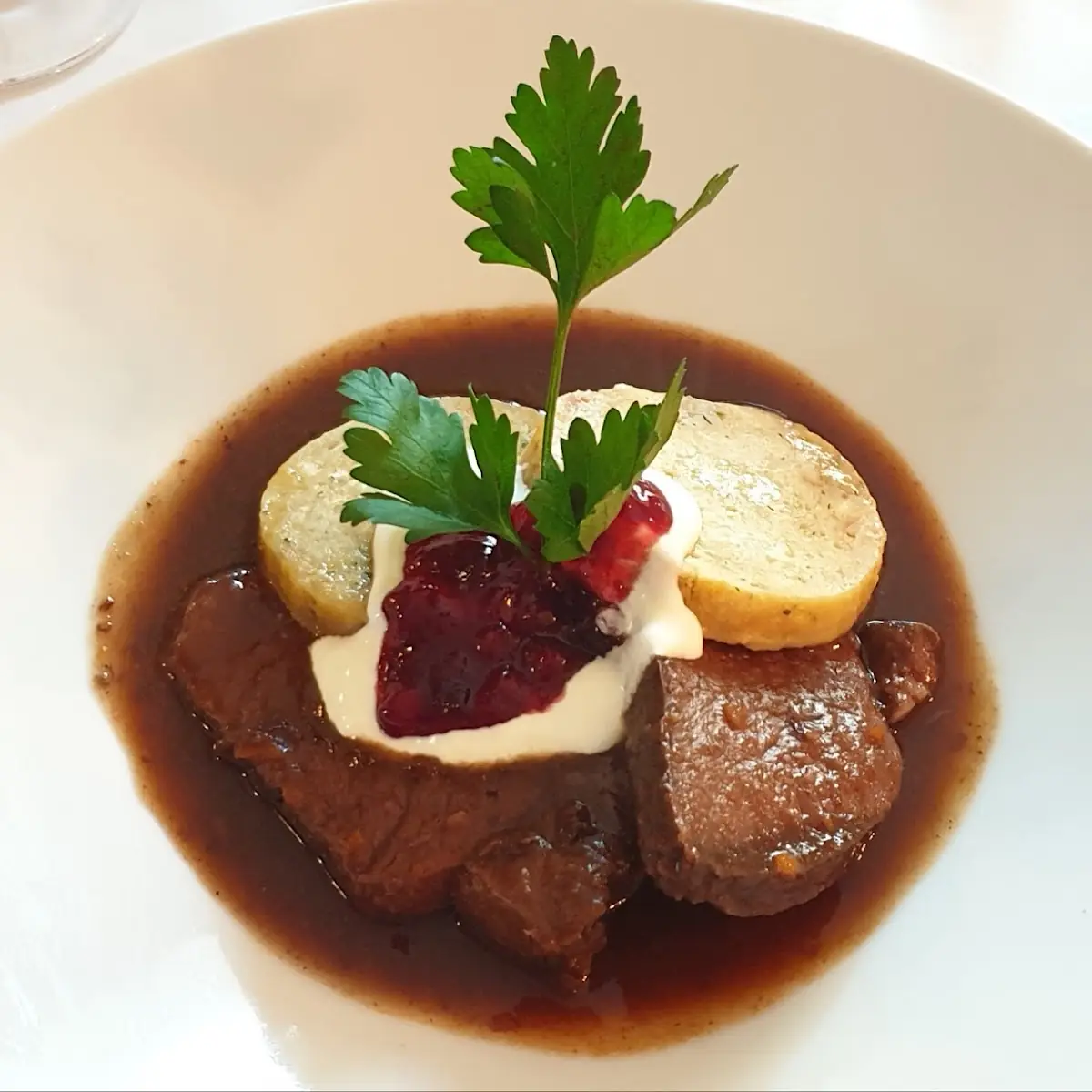 Hirschbraten Rahm Serviettennödeln U Preiselbeeren