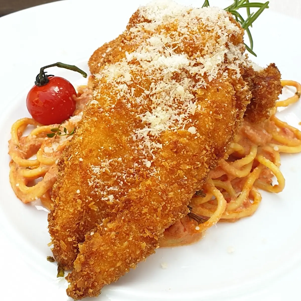 Piccata Vom Maishendlfilet In Parmesankruste Mit Spaghetti Pomodoro