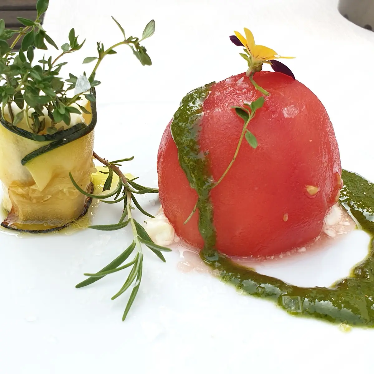 Zucchini Caprese Fetakäse Im Zucchinimantel Und Gefüllte Tomate Mit Frischen Basilikumpesto