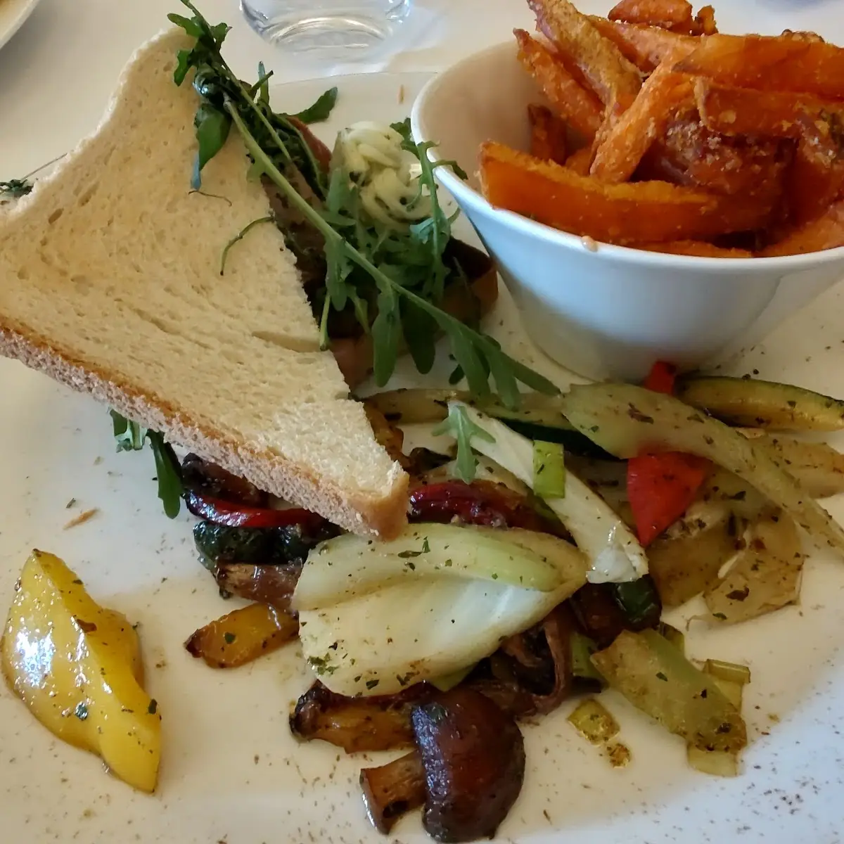 Steaktoast Mit Gemüse Und Süßkartoffel Pommes