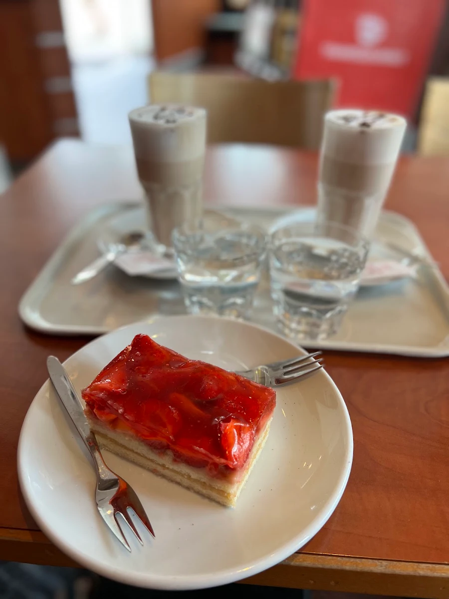 Chai Latte & Erdbeerschnitte