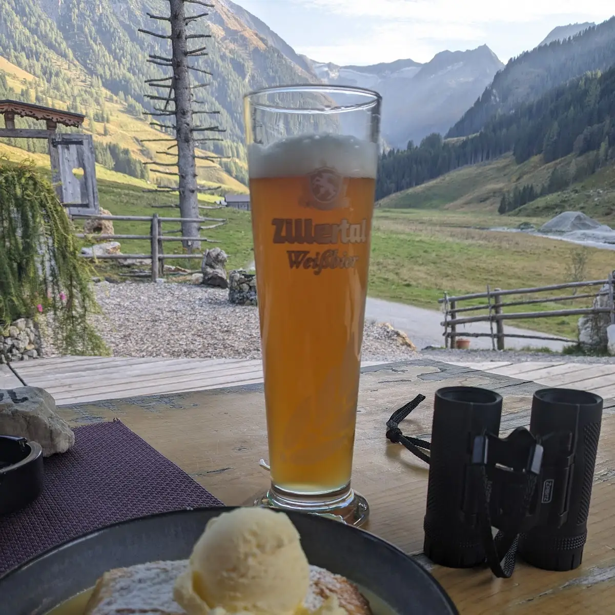 Apfelstrudel Mit Vanillesauce Und Vanilleeis