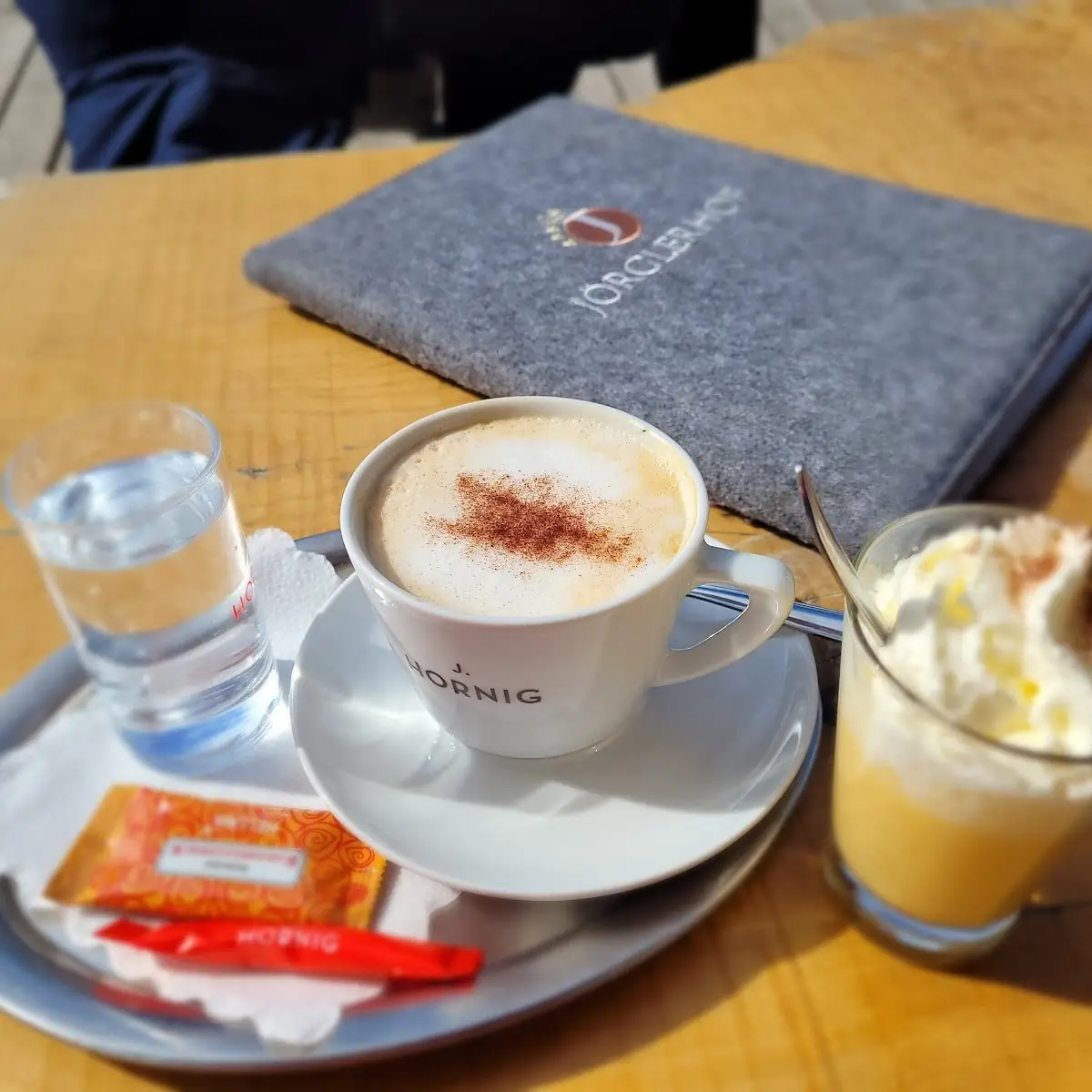 Bombardino Cappuccino Wasser