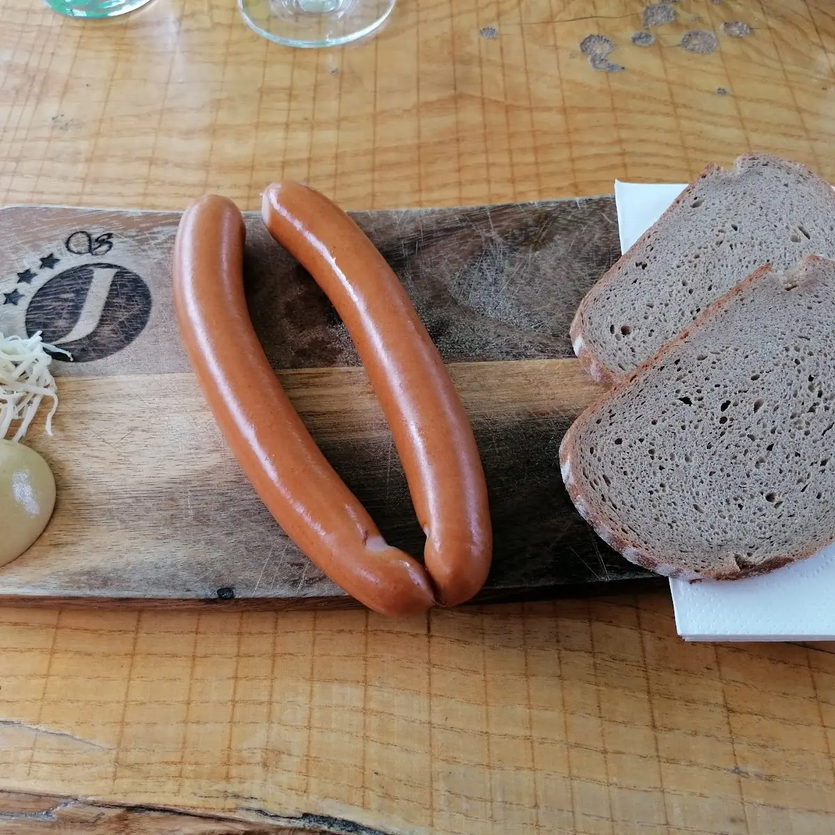 Würstl Mit Senf Und Brot