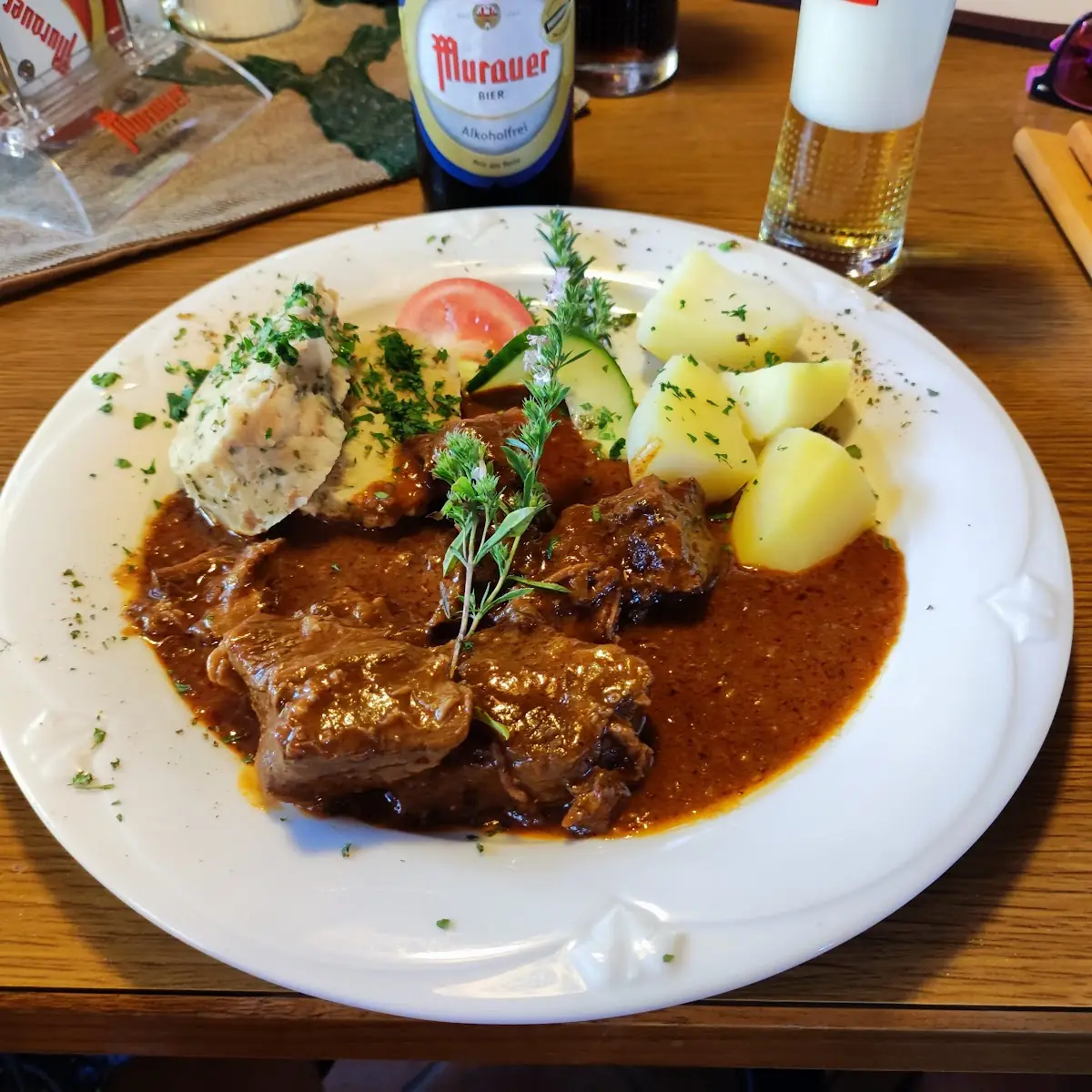 Rindsgulasch Mit Knödel Und Kartoffel