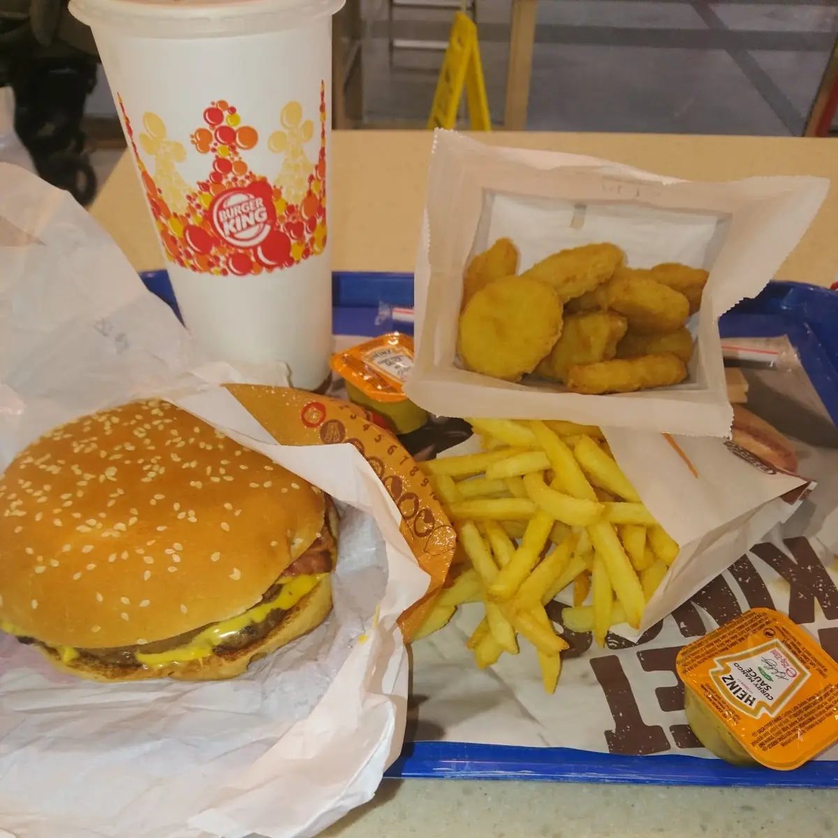 Bacon Burger Menü & Chicken Nuggets
