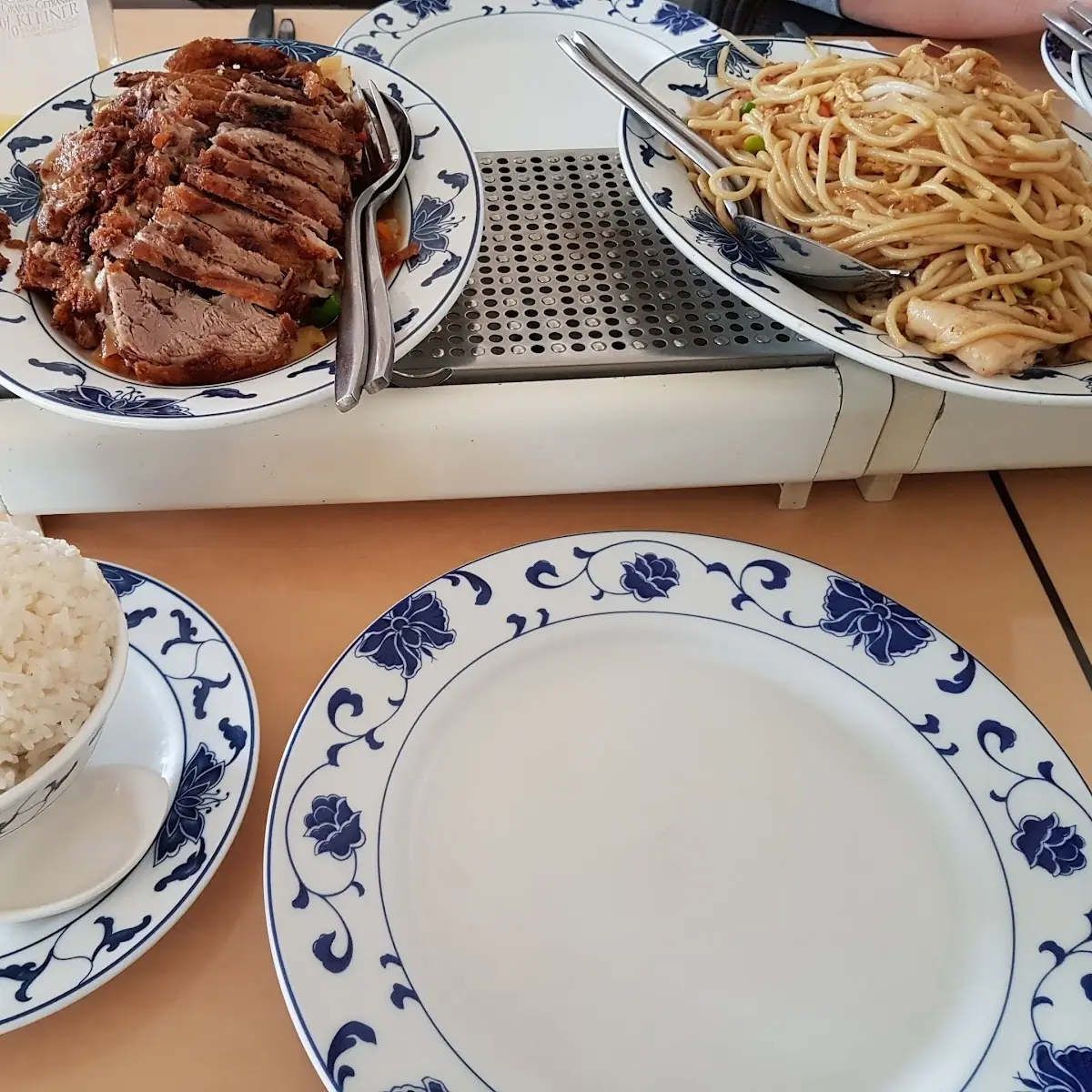 Gebratene Nudeln mit drei Sorten Fleisch