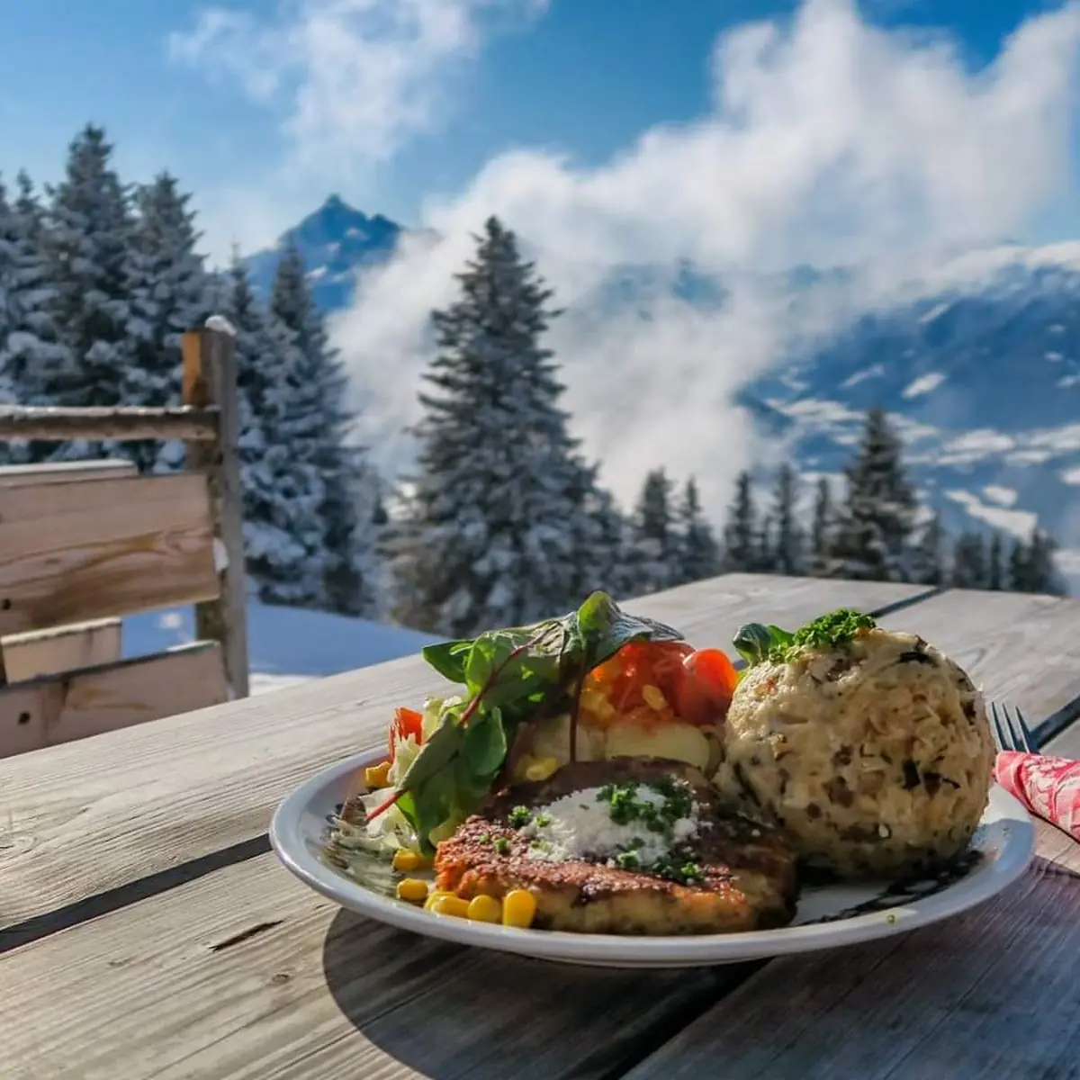 Kaspressknödel Und Speckknödel Mit Salat