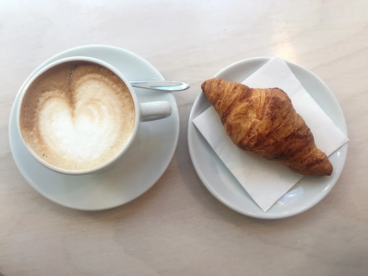 Cappuccino Mit Schokolade Croissant