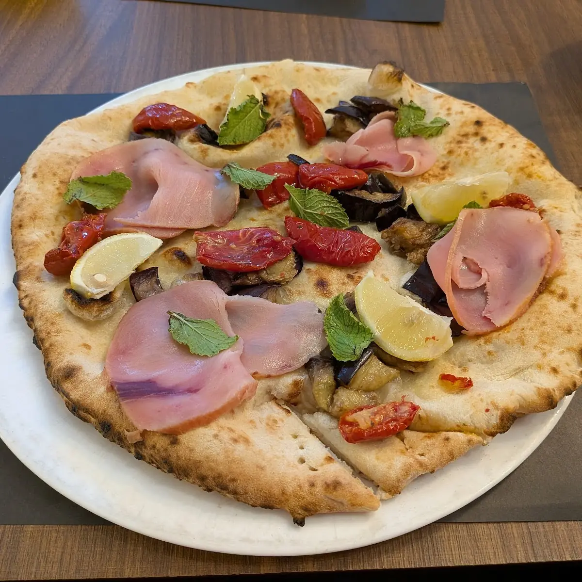 Schwertfisch Carpaccio Pizza