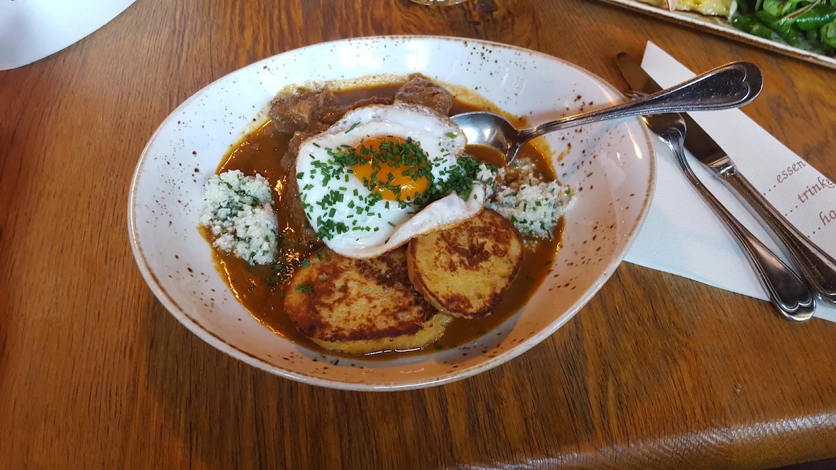 Rindergulasch Mit Serviettenknödel Und Spiegelei