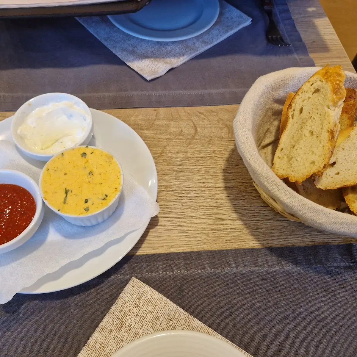 Kräuterbutter Knovlauchsauce Und Scharfe Sauce