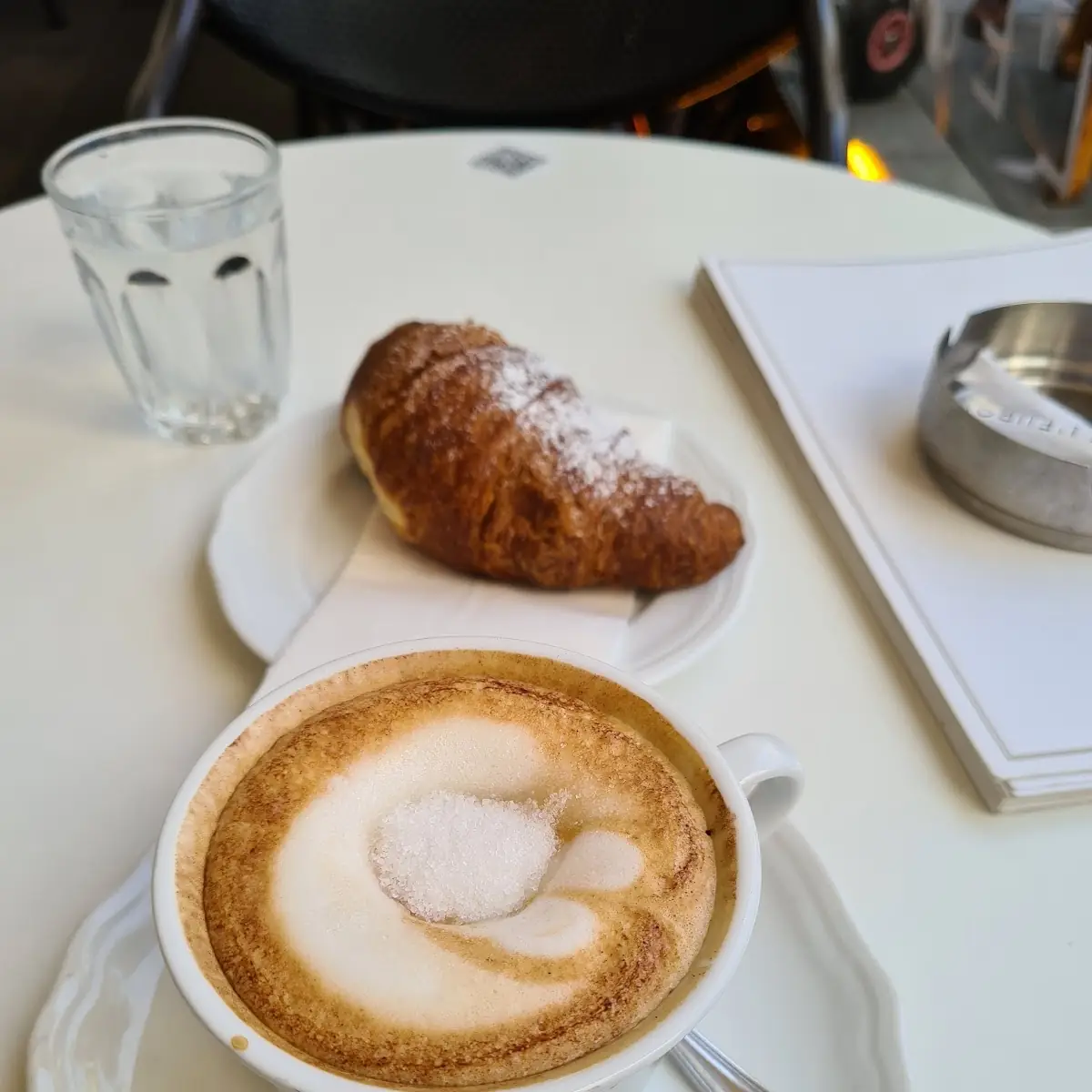 Cappuccino Und Croissant