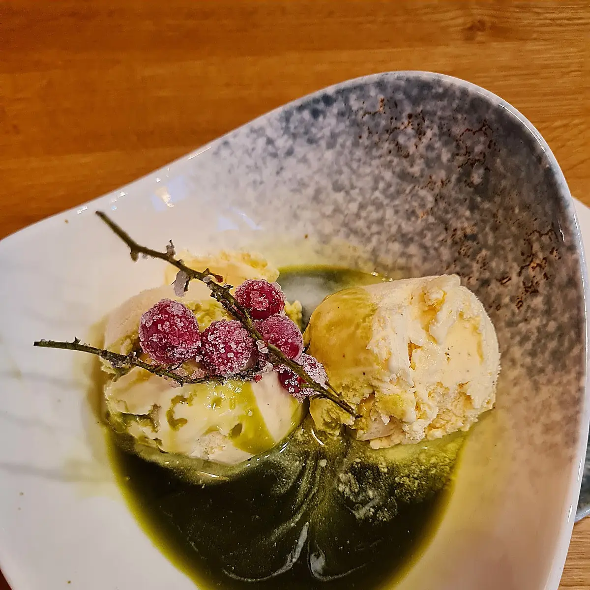 Vanille Eis Mit Matcha Sirup