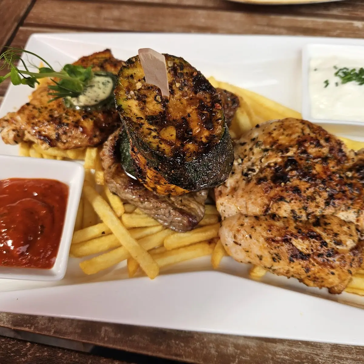 Grillteller Mit Pommes