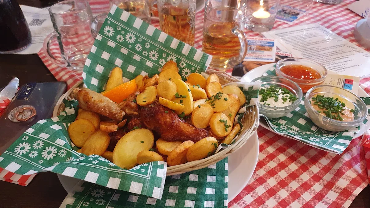 Gebrate Hendlflügerl Mit Bratkartoffeln