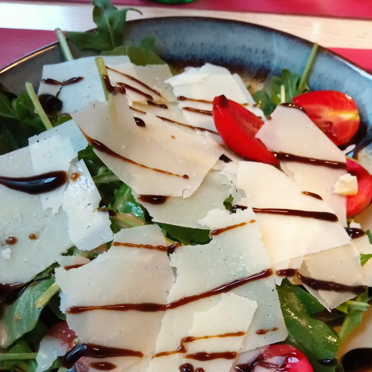 Rucola Salat Mit Cocktailtomaten Und Parmesan