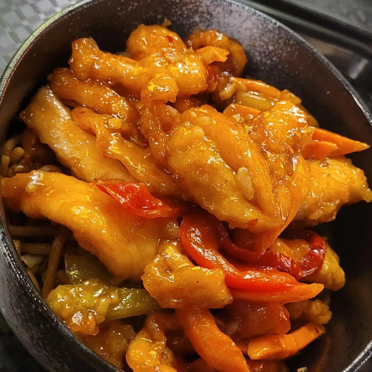 Gebratene Nudeln Mit Spicy Chicken