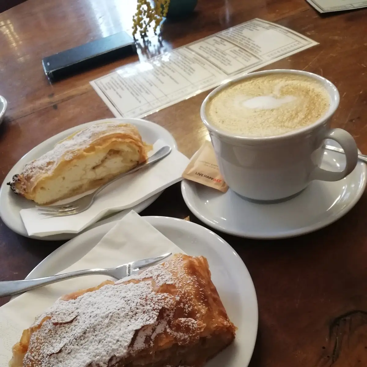 Oben Cremige Topfenstrudel Unten Reine Apfelstrudel