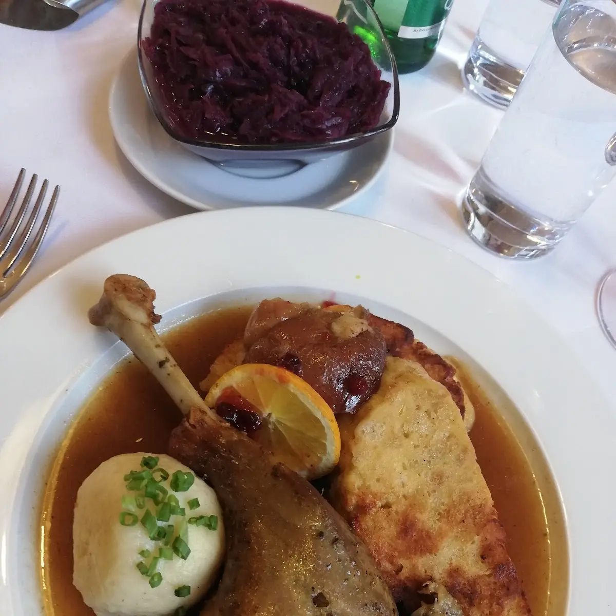 Ganslmit Rotkraut Und Knödel