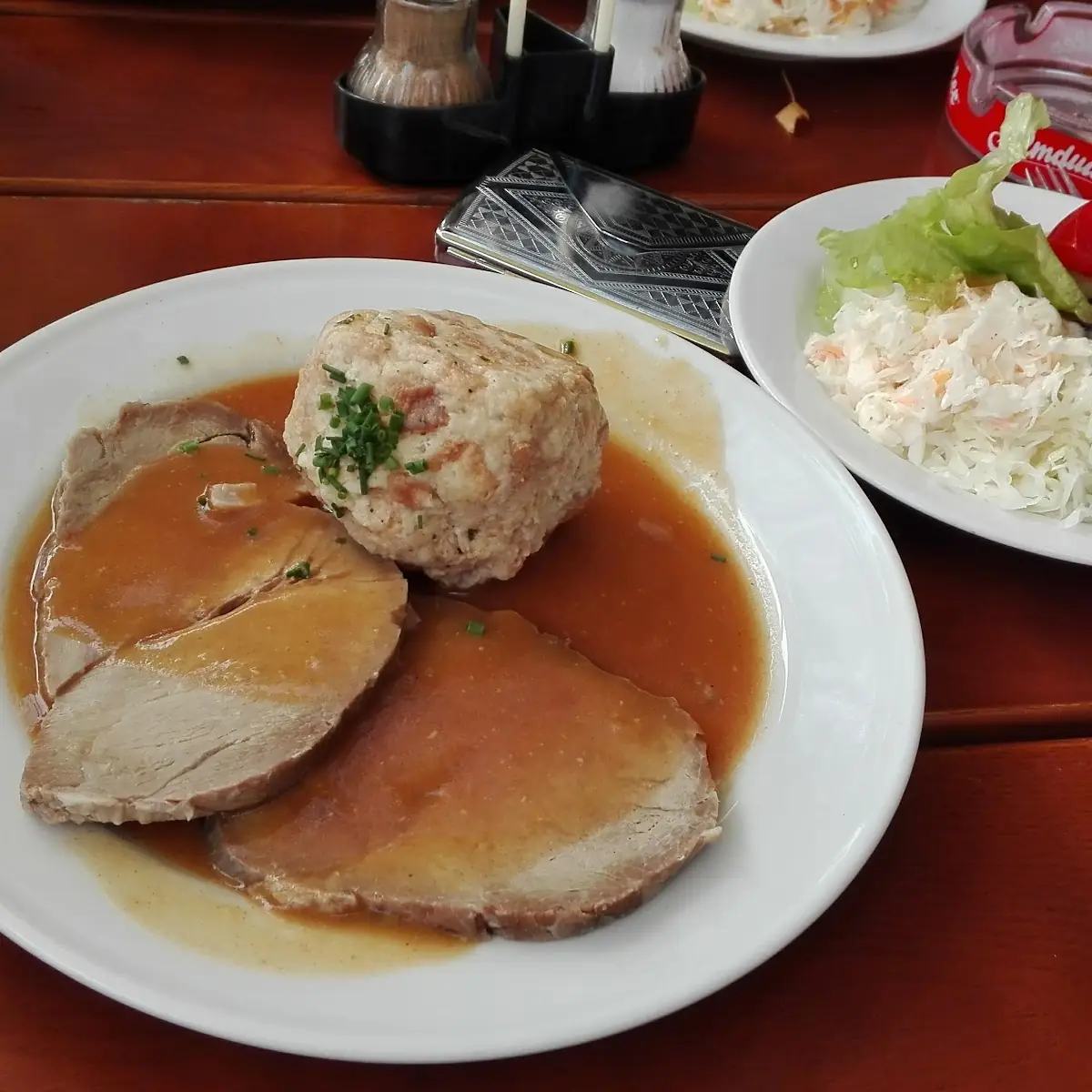 Scheinsschopfbraten Mit Knödel Und Sauerkraut