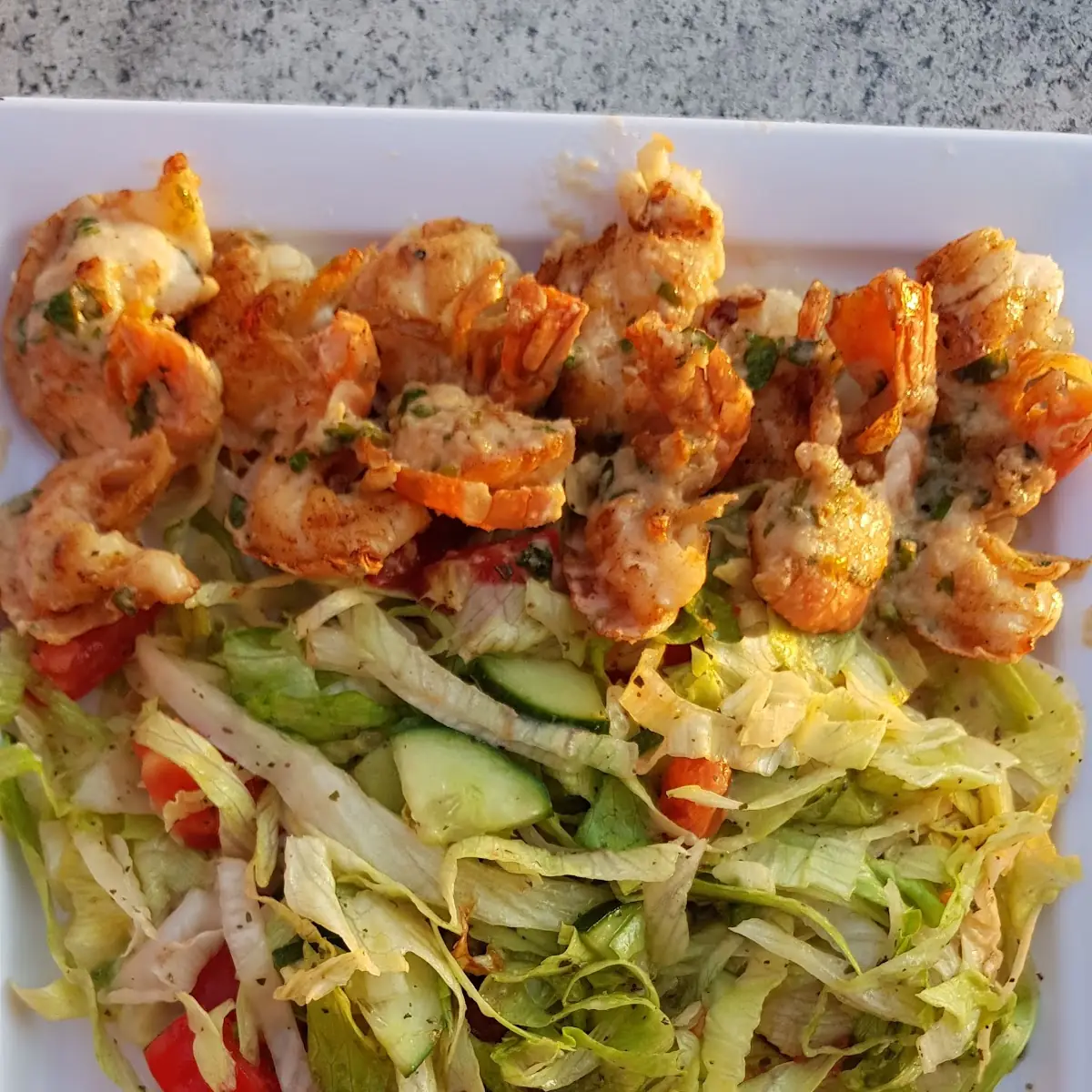 Gegrillte Gambas Mit Salat Und Pita Brot