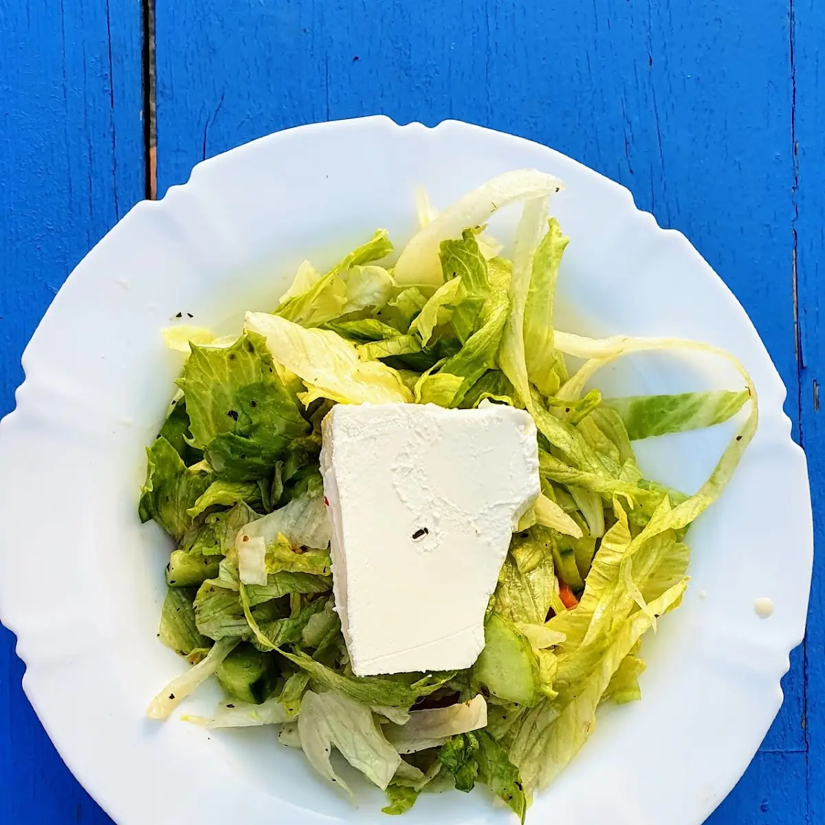Kleiner Salat Mit Einem Stück Schafkäse