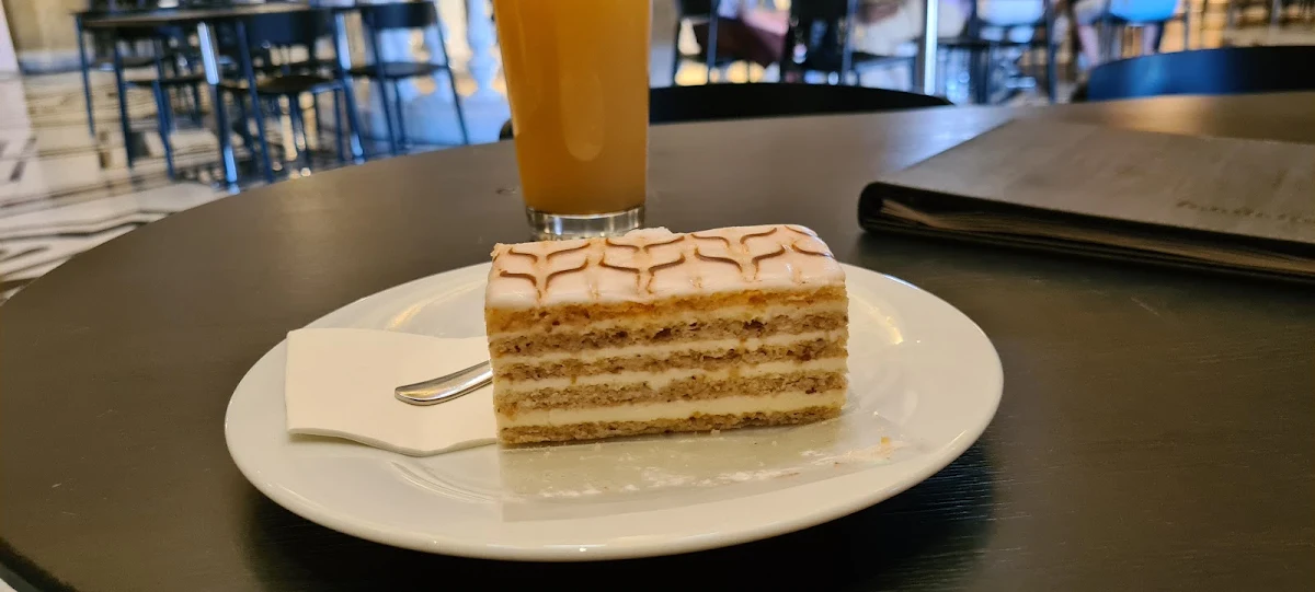 Esterházy Torte Und Apfel Gespritzt