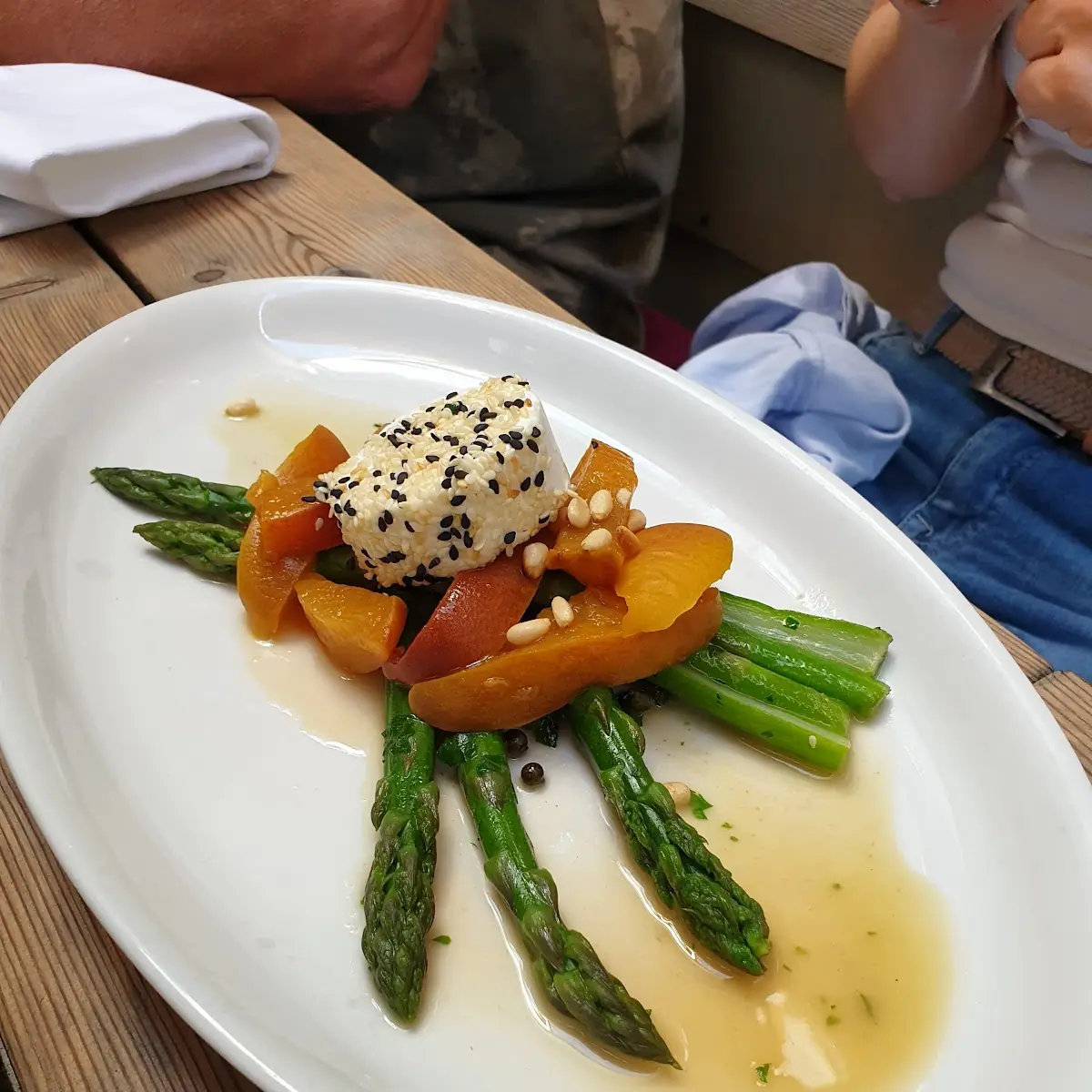 Grüner Spargel Mit Warmen Pfirsich Und Ziegenkäse