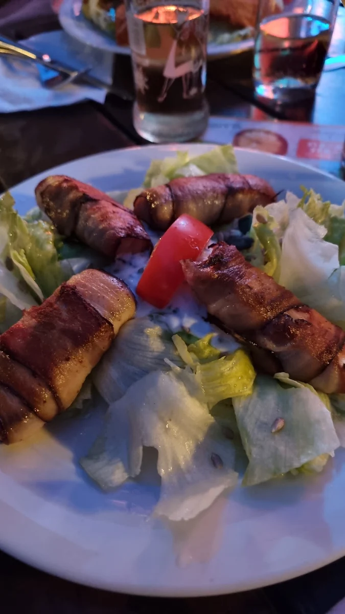 Schafkäse Im Speckmantel Auf Blattsalat