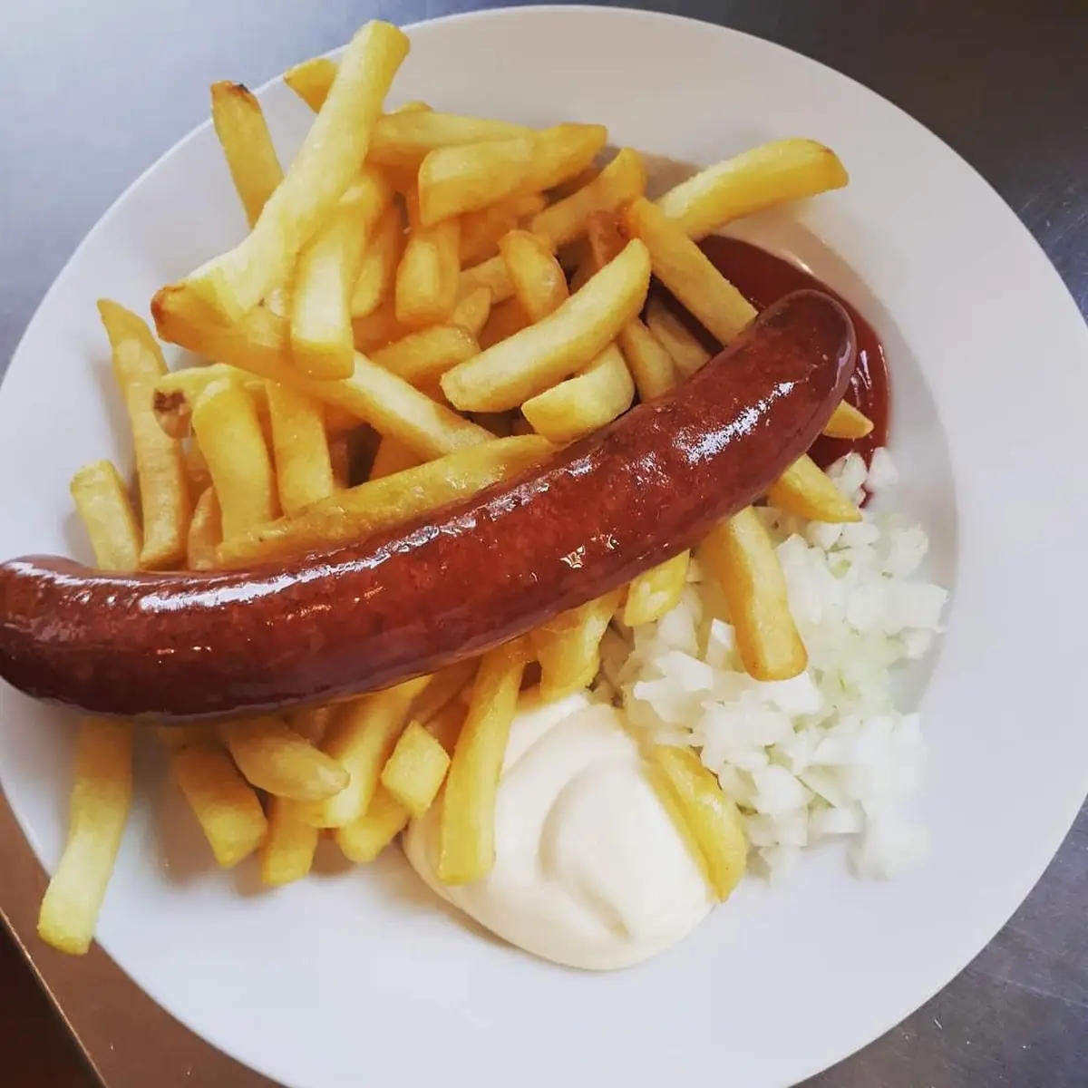 Käsekrainer Mit Pommes