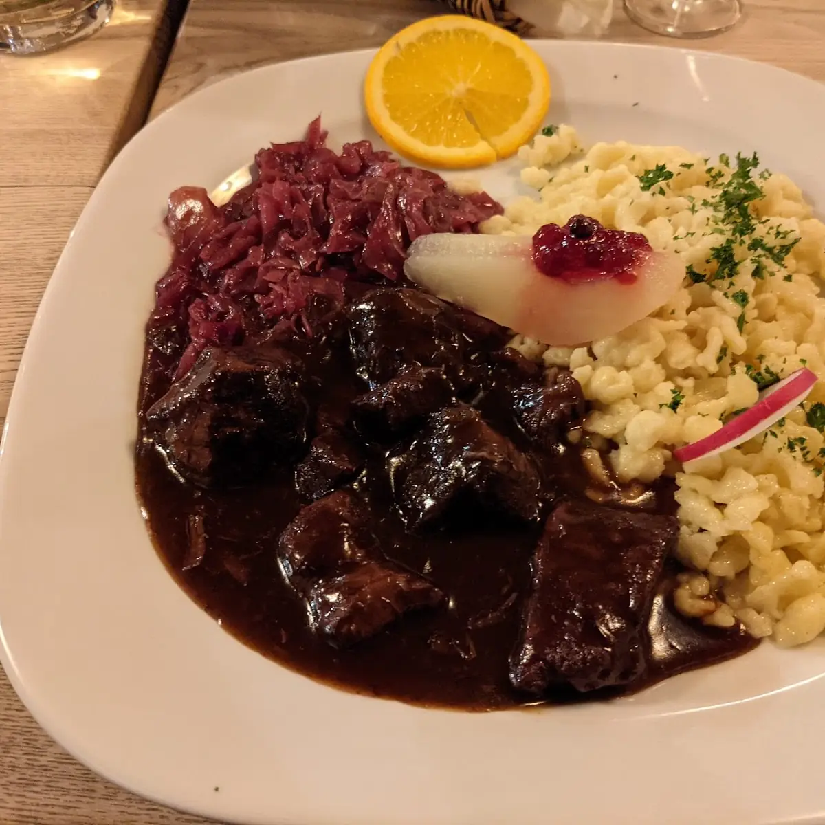 Hirschgulasch Mit Spätzle Und Rotkraut