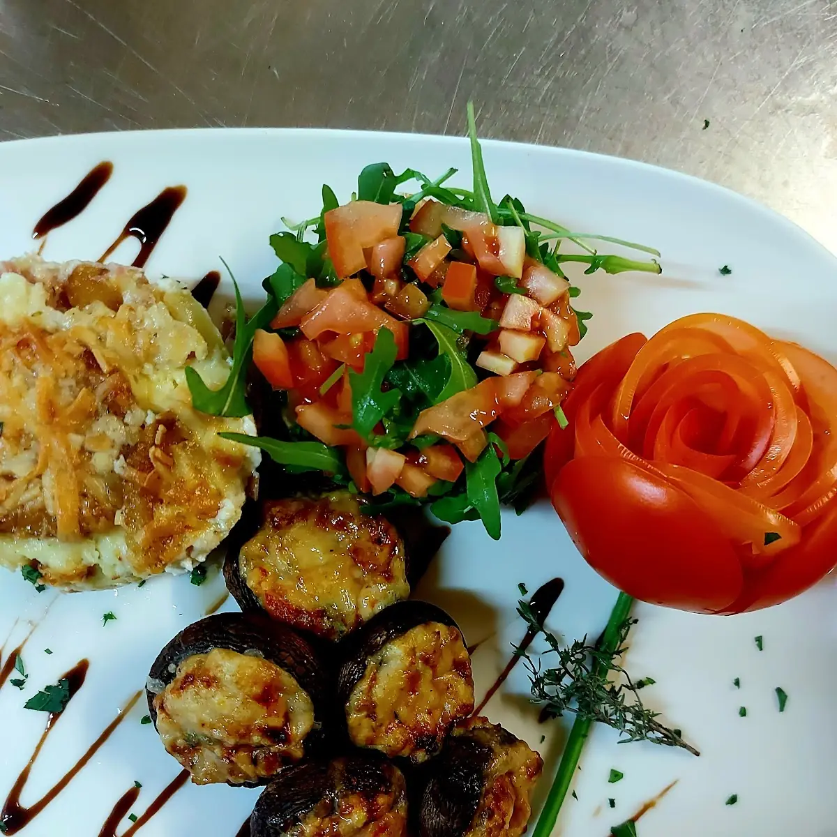 Champignons Gefüllt Mit 4 Käsesorten Ograden Kartoffeln Rucolasalat Und Tomaten