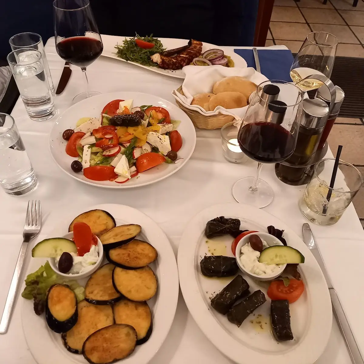 Octopus Grilliert Griech Bauernsalat Melenzani Dalmades Mit Tzatziki