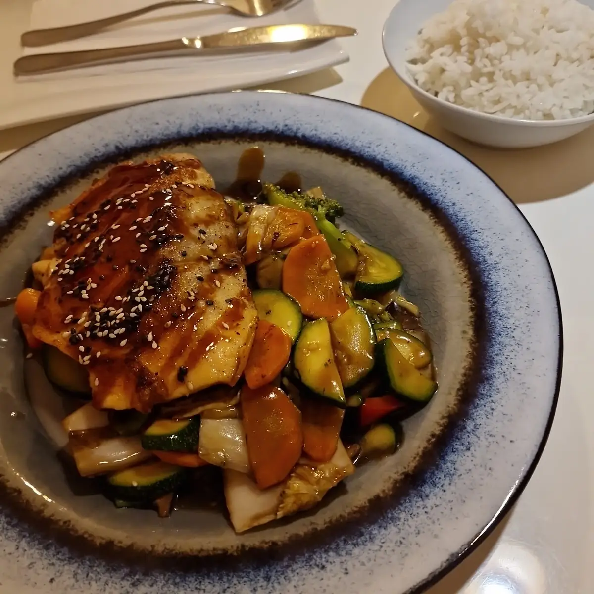 Wok Gemüse Mit Gegrillten Lachsfilet Und Teriyaki Sause