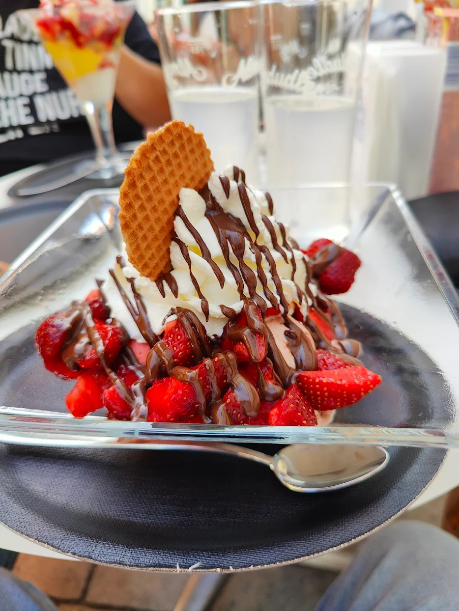 Grosser Erdbeerbecher