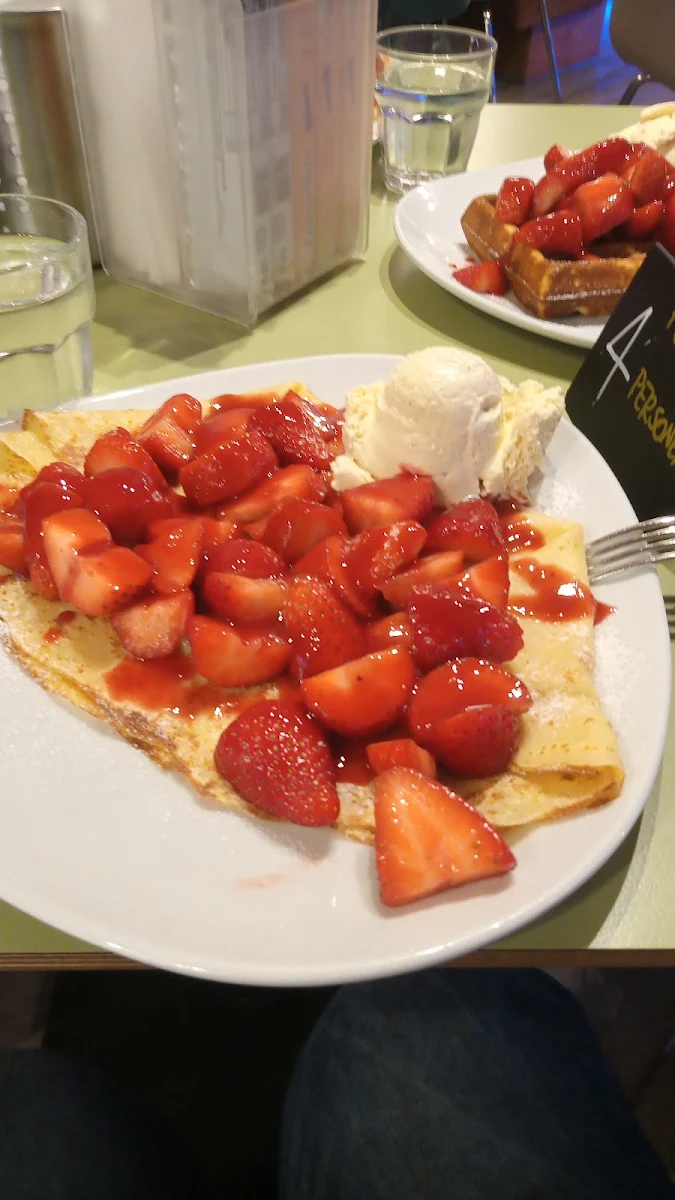 Palachinken Mit Erdbeer Und Eis
