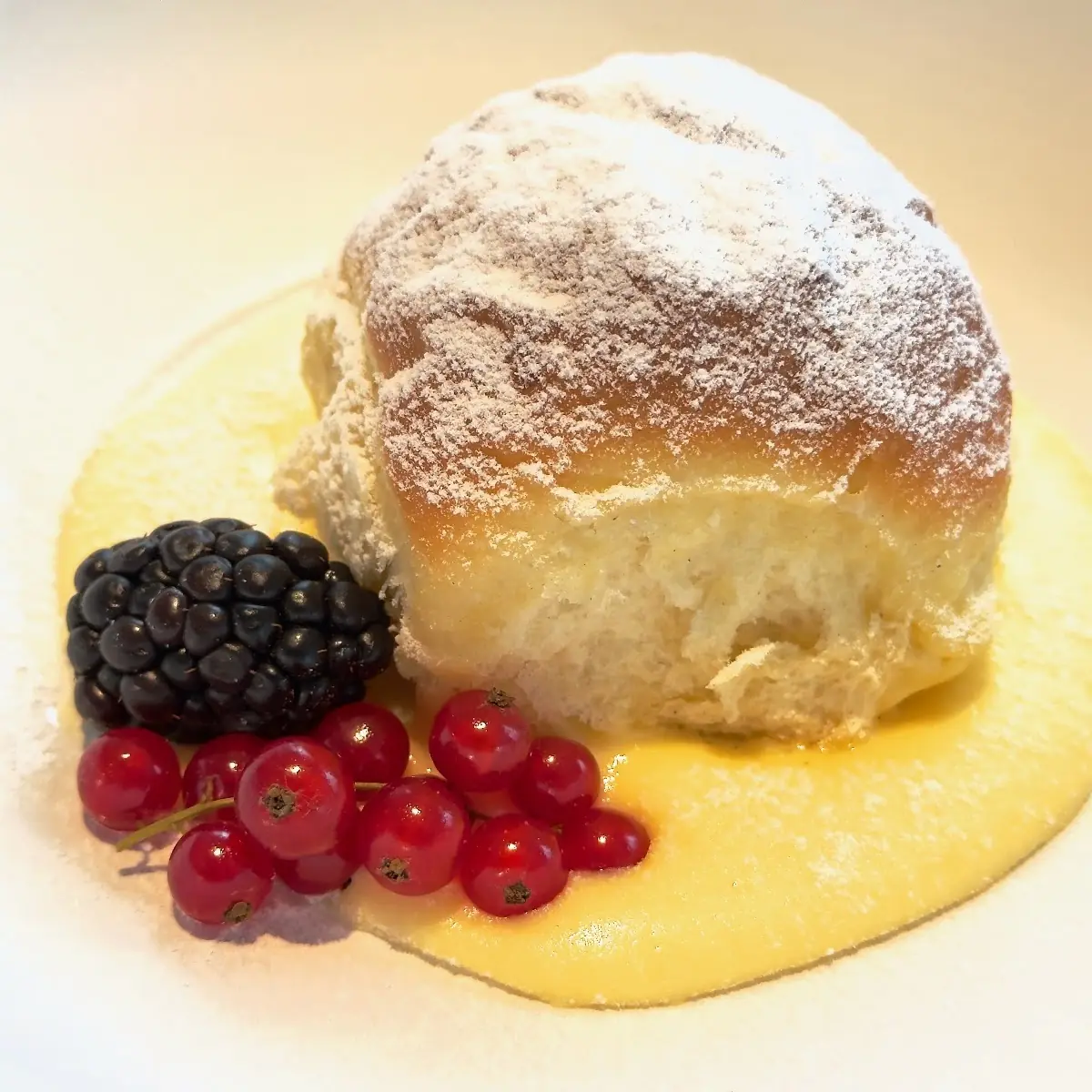 Buchteln In Vanillesauce Mit Frischen Früchten